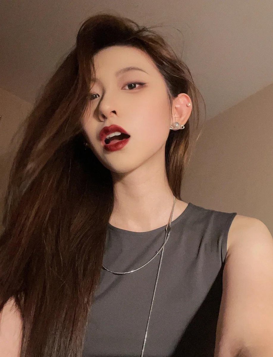 akztmnb's tweet photo. 推友投稿 #投稿 #精妈 #骚货 #意淫 
研究生真是最容易出精妈的群体啊，这精妈的手太漂亮了，还有脸 标准的精妈妆，真想把精液射进精妈的嘴里啊，让精妈的口红印在我鸡巴上 https://t.co/jn3R2VIbah
