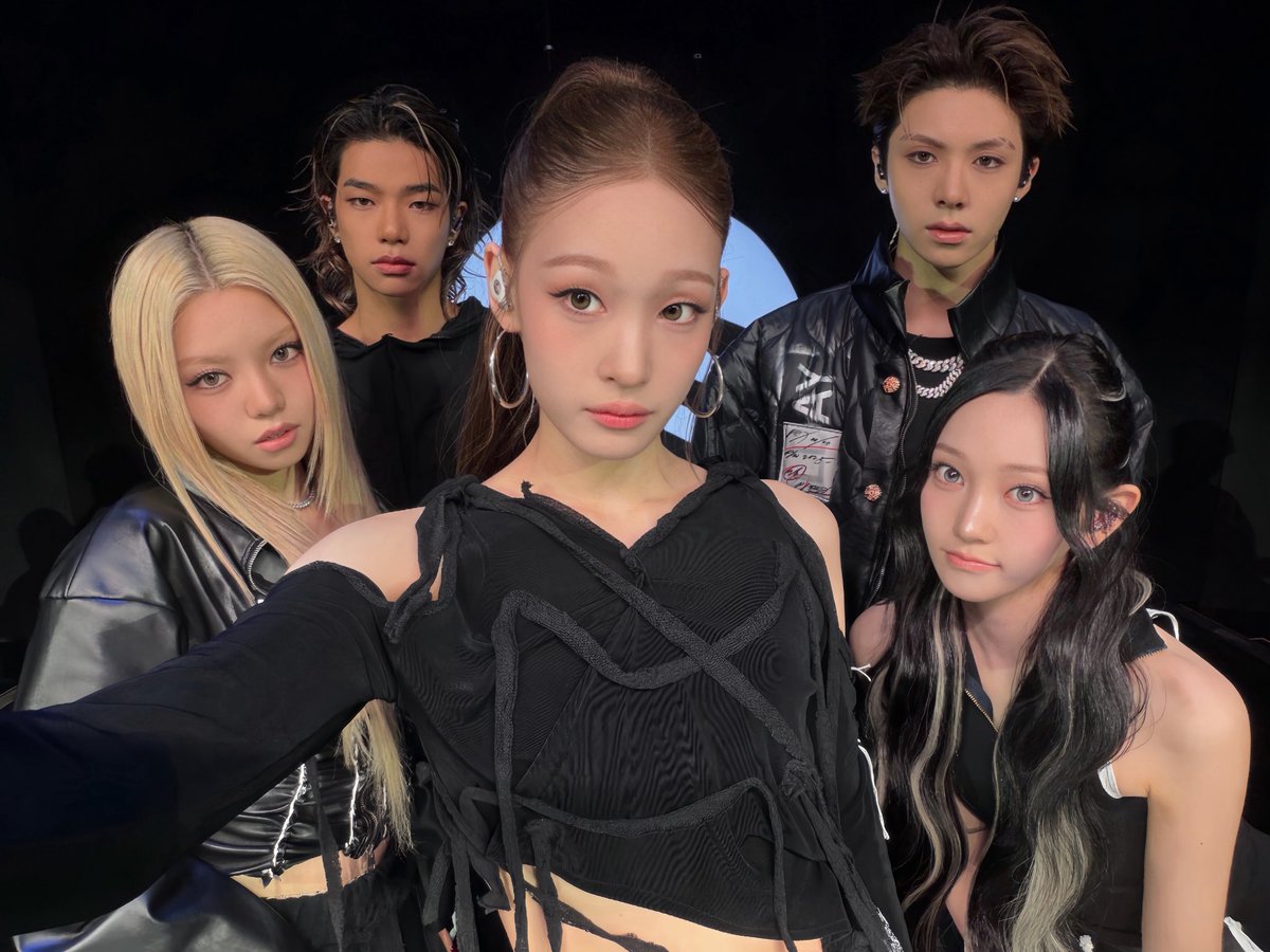 ALLDAY_PROJECT's tweet photo. [📸] 261014 #TO_DAY

Spotify CLOSER with ALLDAY PROJECT 🔍

#ALLDAYPROJECT #ADP #올데이프로젝트
#CRASH
#spotify  #CLOSER_ALLDAYPROJECT
#THEBLACKLABEL #더블랙레이블 https://t.co/fEelns8COb