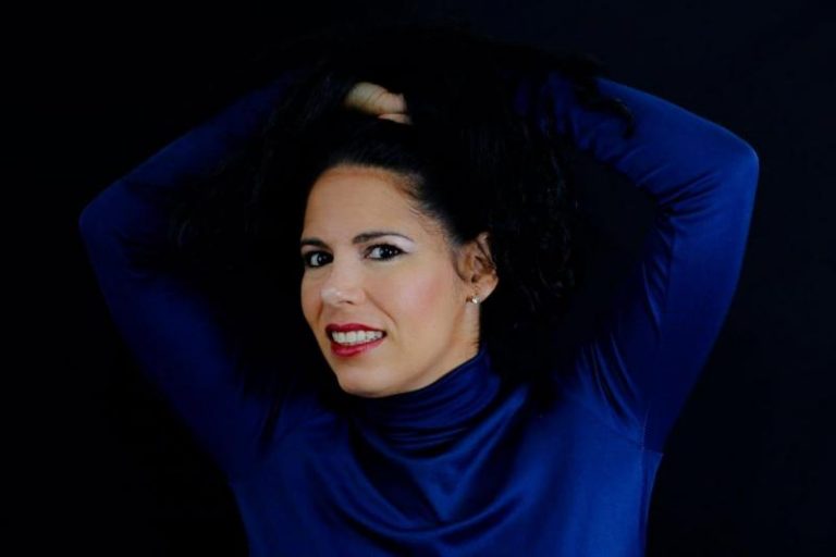 escambraycu's tweet photo. Alina Molina, la mamá de Vanessa, no sabe cómo se le fue esa niña de las manos 

En la telenovela cubana Entre aguas, ella encarna a Elena, una artista de la plástica y madre de esta adolescente que, ahora mismo, da mucho de qué hablar

https://t.co/43jTRD8yeC https://t.co/oYL0Mu3RUy