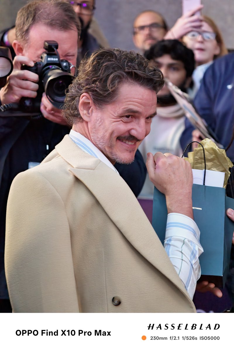 OPPOMobileUK's tweet photo. Cinematic moments. Timeless elegance. Real stories. 🎬✨
Relive the BFI London Film Festival red carpet through the OPPO Find X10 Pro Max and its Triple 200MP Camera System. 📸
More cinematic moments to come.
#OPPOXLFF #OPPOFindX10Series #ShotOnOPPO https://t.co/Aqg57oHkov
