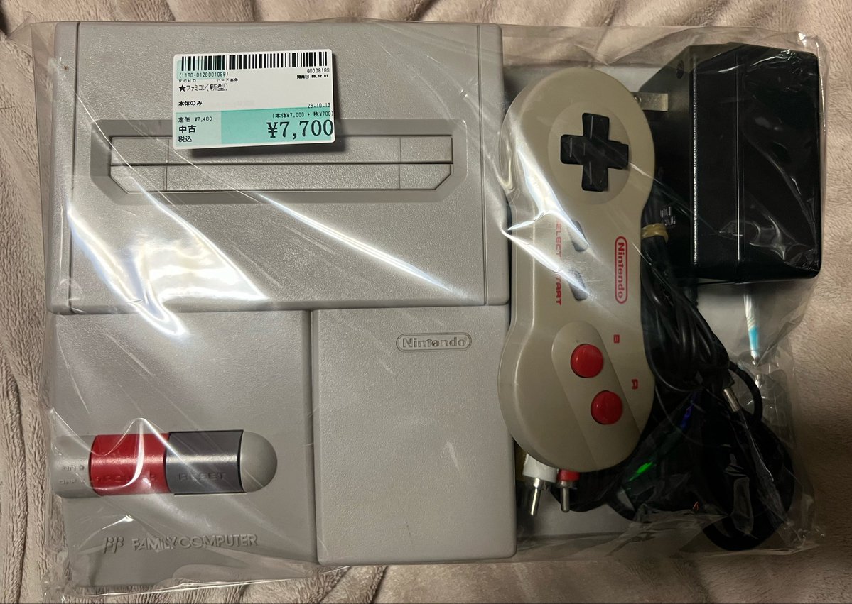 independentnet_'s tweet photo. みなさんゲームしてますか？
今日は駿河屋さんでニューファミコンを購入しました。
ファミコン初代や互換機はも持っていますが、気軽にプレイしたくて購入しました。
互換機だと一部動かないソフトもあるらしいですし、ディスクシステムに未対応だったりする様です。安くはないけど重宝しそうです。 https://t.co/VFsXJ2x5TU