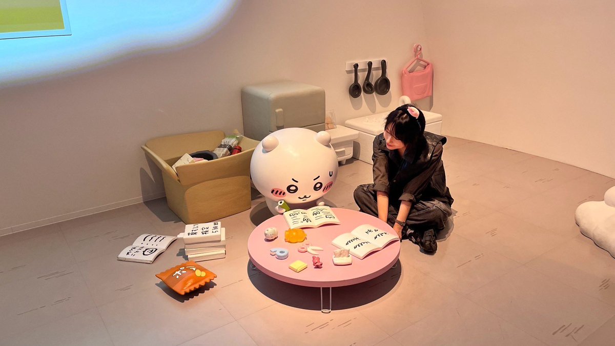 official__ME_I_'s tweet photo. 念願のちいかわパークで、推し活￼
おばけになっちゃったハチさんかわいすぎて、きょどりました

#MOMONA
#ME_I #ミーアイ https://t.co/8pEUtwUQ0s