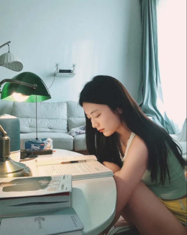 2ogmbm's tweet photo. 我一直觉得，结婚不等于失去自我。一个女人有自己的兴趣、审美和生活节奏，反而更有魅力。 https://t.co/9oM1W4t4Am