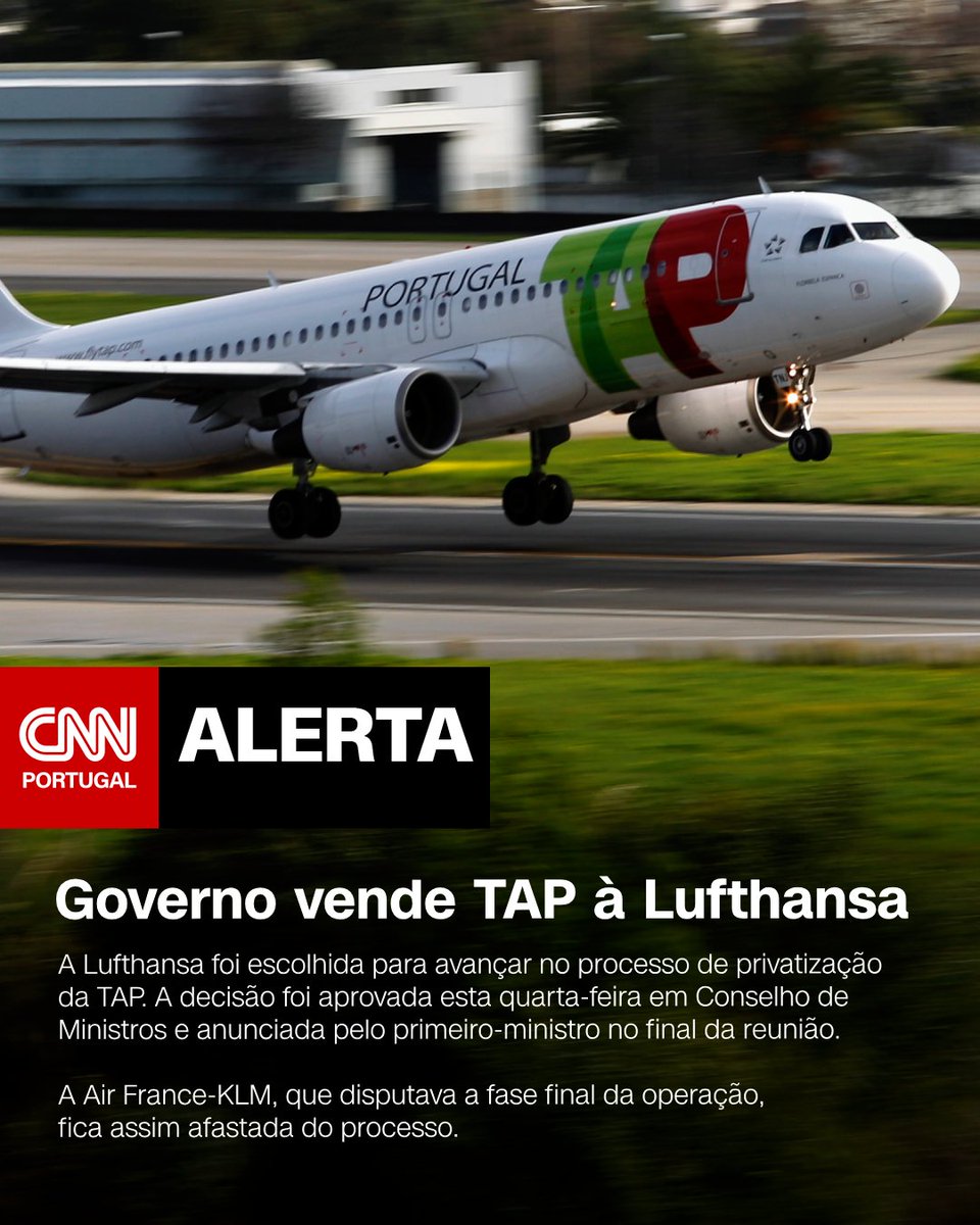 cnnportugal's tweet photo. A Lufthansa foi escolhida pelo Governo para avançar na privatização da TAP, afastando a Air France-KLM. A proposta prevê a compra de até 49,9% da companhia por 1,2 mil milhões de euros.

A empresa alemã compromete-se a manter a marca TAP e o hub em Lisboa, além de aumentar a frota para 130 aviões após a conclusão do novo aeroporto.

✍️Pedro Santos Guerreiro

#TAP #Lufthansa #Privatização
