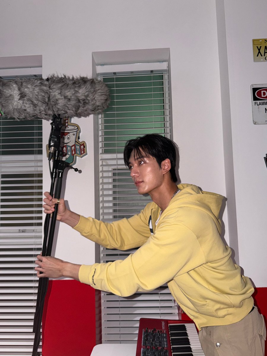 hrtzwavidn_'s tweet photo. [🧸] 💌 261014 | DANE Plus Chat 💚

"Lagi setting mic”

#hrtzwav #하츠웨이브 #DANE https://t.co/aprm4GX4Dv