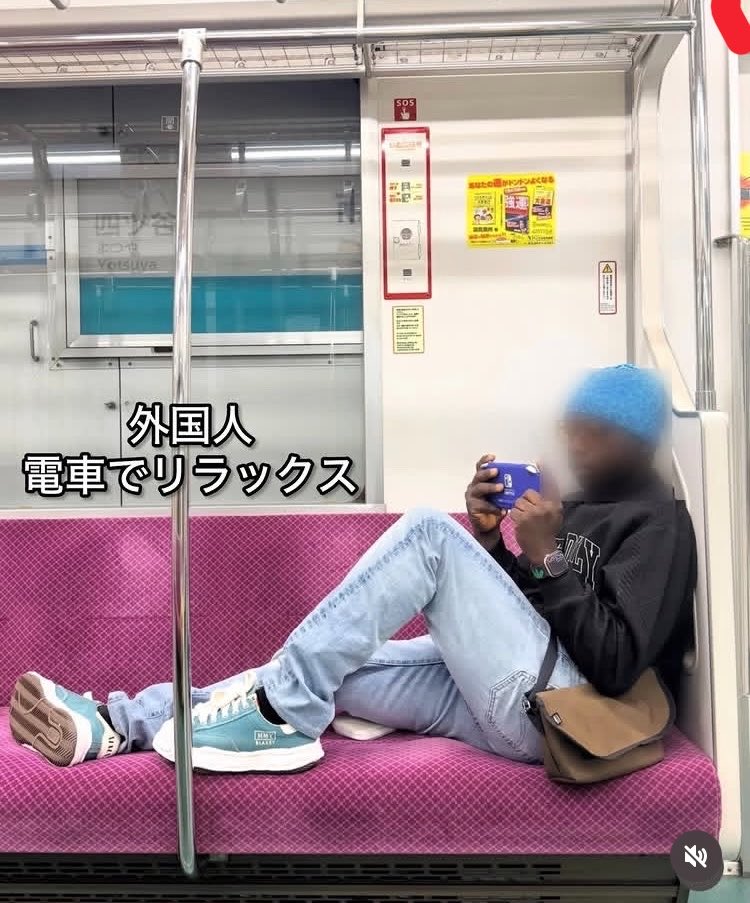 mico332's tweet photo. 🚨地下鉄四ツ谷駅周辺
靴のまま座席を占領する黒人が出現。 https://t.co/TzjnUDjdCx