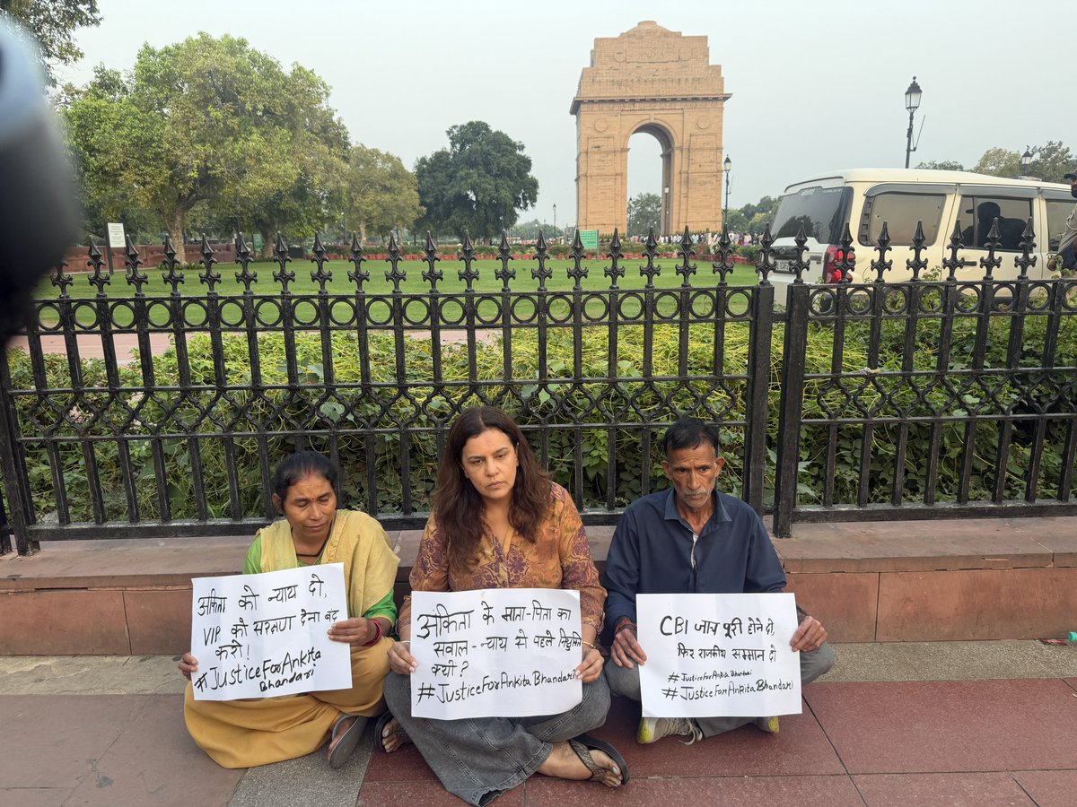 yogitabhayana's tweet photo. इंडिया गेट के बाहर धरने पर अंकिता भंडारी के माता पिता के साथ !!

#JusticeForAnkitaBhandari https://t.co/v19sPusFG4