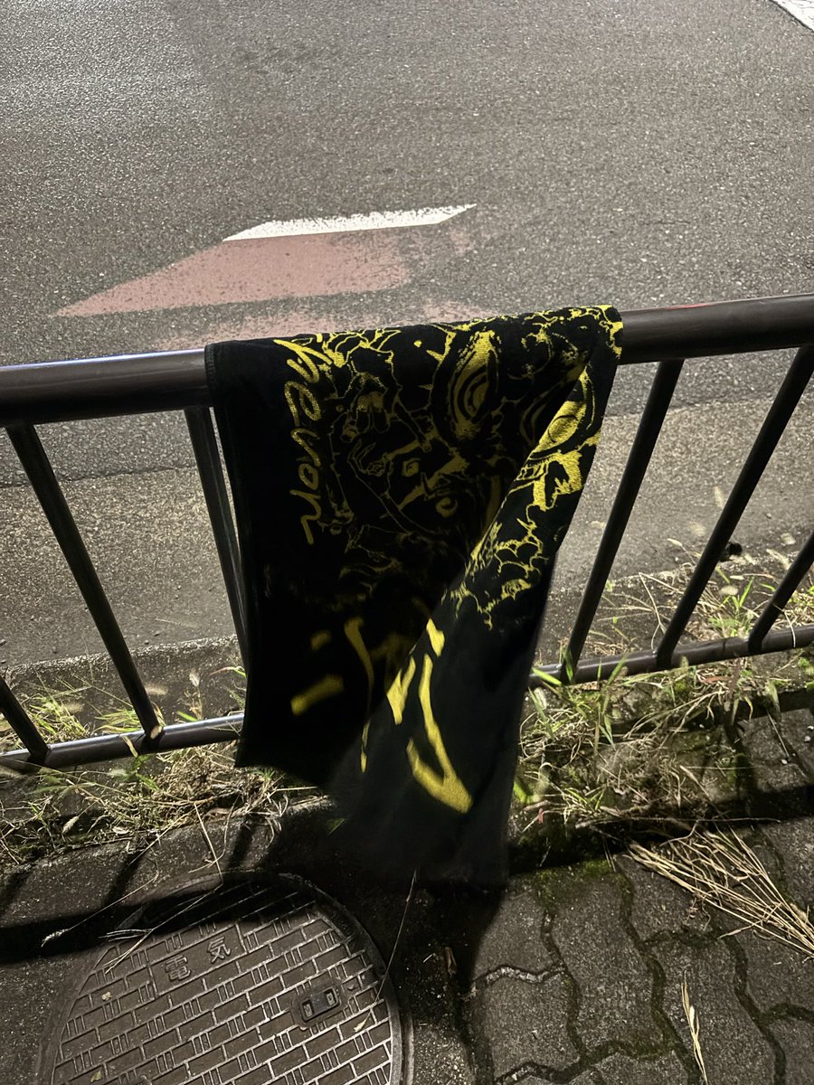 MHorror60's tweet photo. 御所側の歩道で見つけました！
誰かの落とし物かも！！気づいてー😭

 #冥冥タオル
 #Chevon https://t.co/VVsLi0sqnX