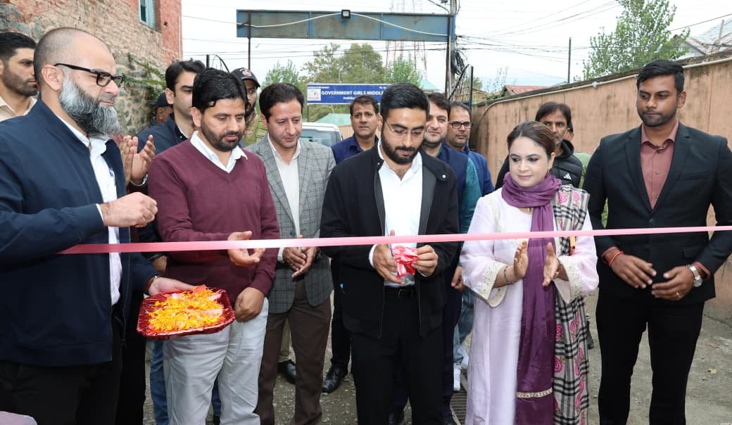 srinagaradmin's tweet photo. DC Srinagar @akshaylabroo hands over Water Tankers to Water Works Division to strengthen public water supply &amp; water availability

New tankers procured through convergence to enhance drinking water availability &amp; ensure efficient service delivery in tail-end areas
@diprjk https://t.co/MOZtSIVahU