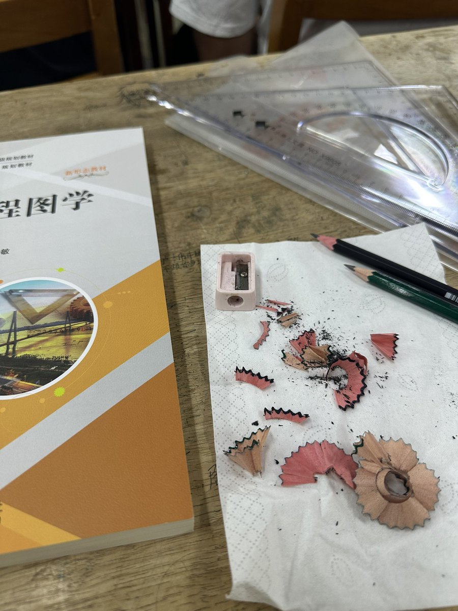Scallooooooppp's tweet photo. p1依旧减脂餐…这个肌肉好吃😋
p23绝望的工图课…铅笔削的想死，图也不会画啊啊啊啊，拼尽全力无法战胜圆规…
p4晚自习无聊到写日记🌚🫰🏻 https://t.co/E0KySW3j71