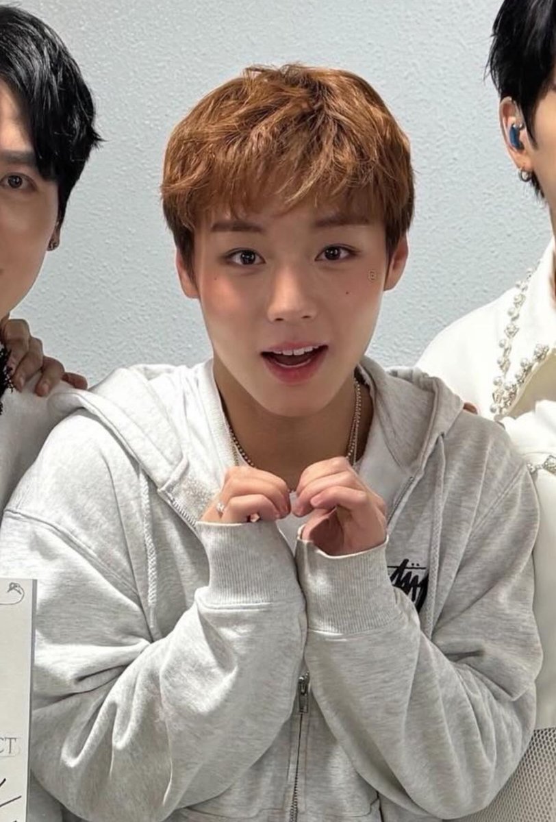 jihoonsmy's tweet photo. 블러셔한거 너무 잘보임 발그레~ https://t.co/Pg8x2fwOOj