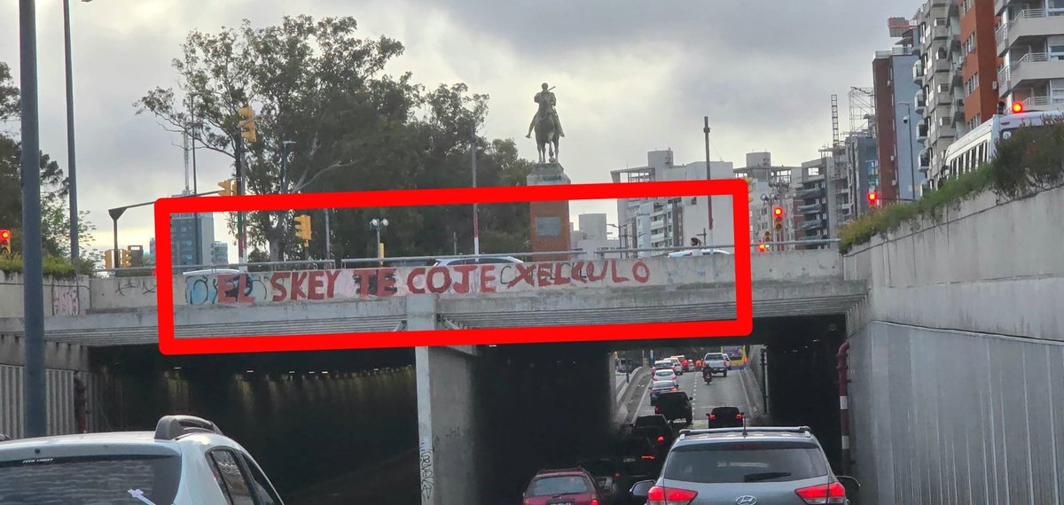 SeUruguay's tweet photo. Grafiti sobre el túnel de Av. Italia.
A la vista de decenas de miles de personas, cada día. Muchos de ellos turistas.

Hace meses (años?) que está ahí.
¿Qué espera la #IMM para hidrolavarlo? ¿Merecen los ciudadanos un cartel así en un arteria principal?

#SeTieneQueSaber 🇺🇾 https://t.co/oLy3AslwRu