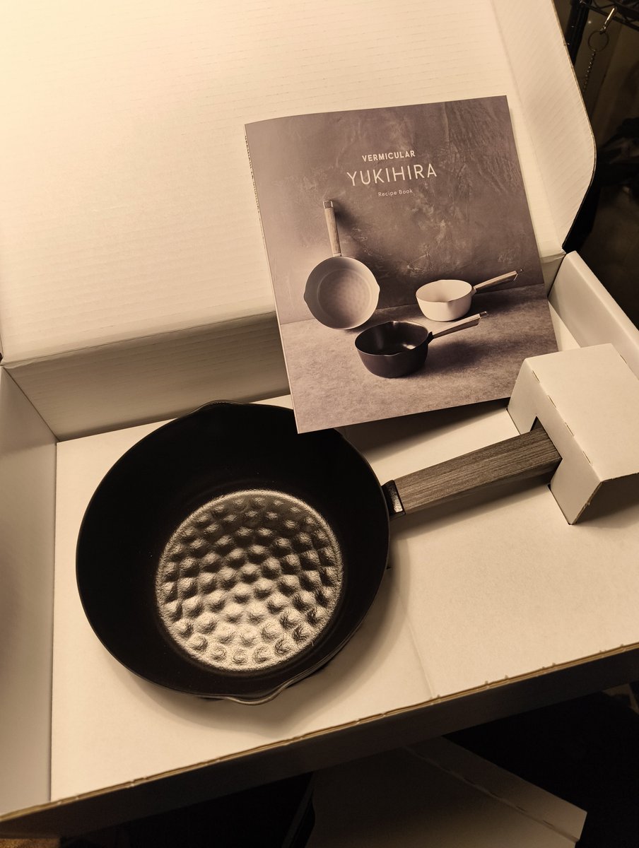 Chris_P_Baker's tweet photo. バーミキュラというメーカーの雪平鍋を買いました。
鋳物、槌目、ホーロー…美味しいご飯を作る為の技術が詰め込まれているようで作り手の熱意と機能美を感じます。
これで作る食事がどれだけ美味しいのか、今後が凄く楽しみです😋😋 https://t.co/D9Ewy2l2AO