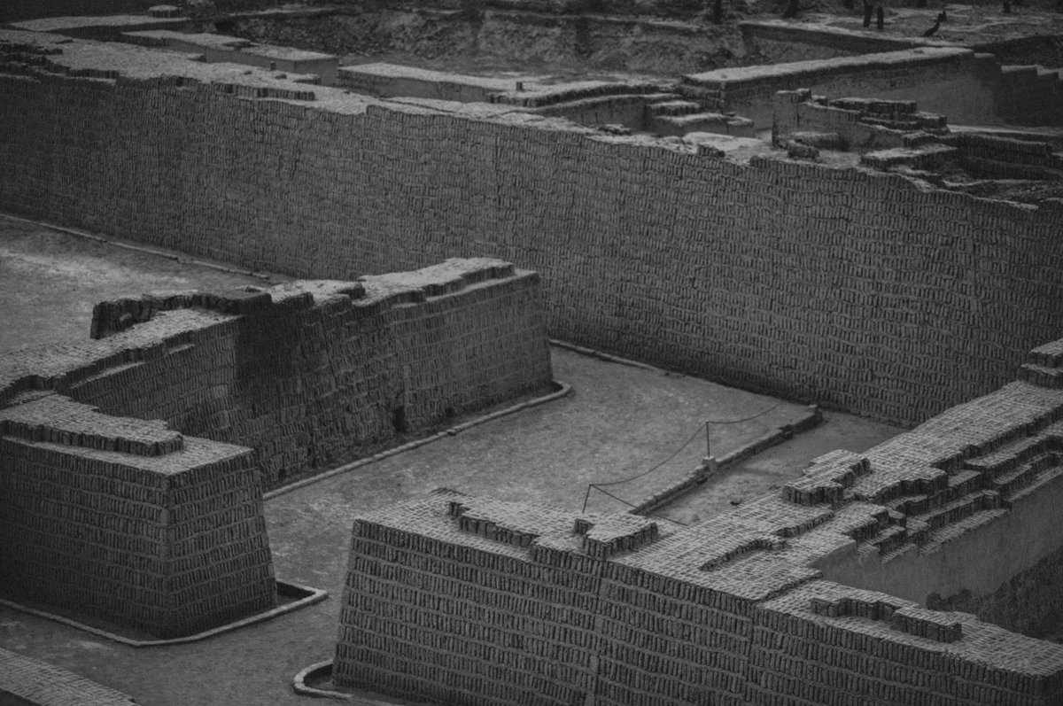 ARMYForce_Peru's tweet photo. — #JUNGKOOK vía Instagram 

📸: Por las fotos que subió, se trataría de La Huaca Pucllana. Un imponente complejo arqueológico prehispánico edificado entre los años 200 y 700 d. C. por la cultura Lima, lo que significa que es un monumento milenario construido más de 1,000 años antes del Imperio Inca. El corazón de este sitio es una gran pirámide escalonada de 22 metros de altura hecha enteramente de adobes de barro moldeados a mano. 

Su principal característica es la genial técnica del "librero", en la que los ladrillos se colocaron de forma vertical dejando pequeños espacios vacíos entre ellos; este diseño de ingeniería antisísmica le ha permitido balancearse y resistir los terremotos de la costa central peruana por más de un milenio y medio.