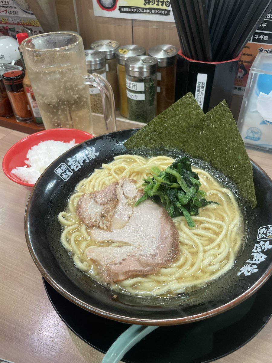 RT_Solvalou5's tweet photo. 自分に罰を与えるために壱角家に行ってきた
硬め濃いめ申請のラーメンはお湯のような薄さのスープにクッセェほうれん草、火が入らずボソボソな麺を啜れば逆覚醒
ベチャベチャのライスにスープとは名ばかりのぬるま湯をかけたら離乳食のような質感になり涙目でかき込んだ
水屋さんの称号に相応しい名店 https://t.co/mlLKcZe4hG