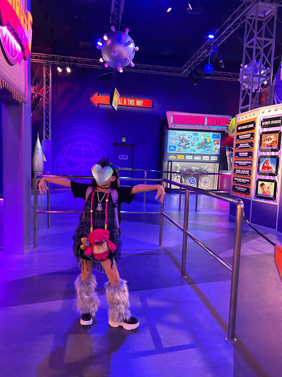 heart01heart01's tweet photo. 2026.10.06旅行最終日
ユニバから出るところでウィニーちゃん一緒に撮ってくれた！
娘が私にゴミを渡してるところウィニーちゃん見ててゴミ箱まで案内してくれた🤣さすがです🌟
そして朝イチのハチャメチャミッションは最高（ガラガラ）もうルーティン化してる
#USJファン
#USJ
#ユニバ https://t.co/DpHXvQi46v