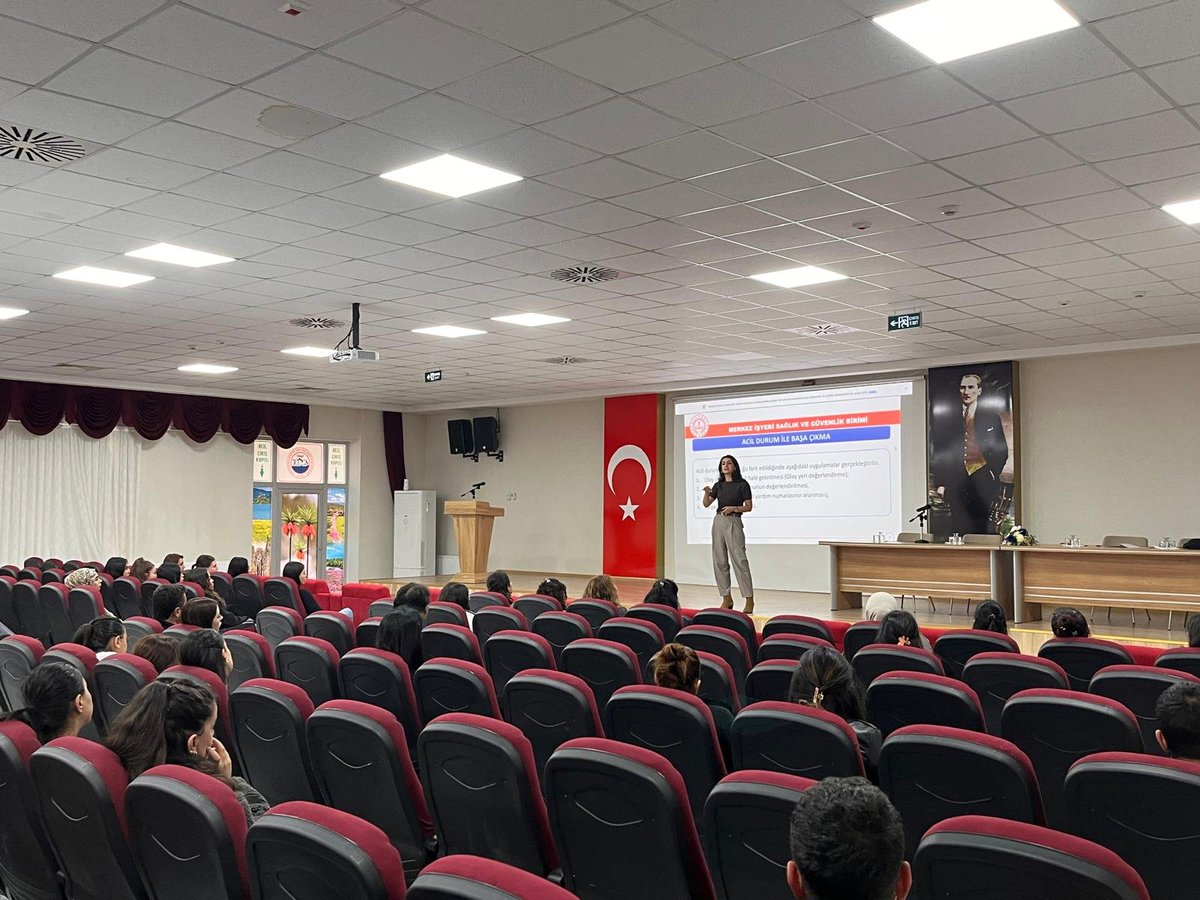 Tunceli_MEM's tweet photo. 🛡️ Okul ve Kurumlarda Görev Yapan Bahçe Görevlilerine Yönelik Eğitim Düzenlendi

Okul ve kurumlarda güvenli eğitim ortamlarının oluşturulması ve güvenlik hizmetlerinin etkinliğinin artırılması amacıyla bahçe görevlilerine yönelik eğitim düzenlendi.

İl Millî Eğitim Müdürlüğümüzün koordinasyonunda gerçekleştirilen programda, okul ve kurumlarda görev yapan bahçe görevlilerine Müdürlüğümüz İş Sağlığı ve Güvenliği (İSG) Birimi personeli tarafından iş sağlığı ve güvenliği ile ilk yardım farkındalığı; İl Emniyet Müdürlüğü personeli tarafından ise okul ve kurum güvenliğinde dikkat edilmesi gereken hususlar ile dedektörlerin doğru ve amacına uygun kullanımı konularında eğitim verildi.

@tcmeb @Yusuf__Tekin @sefikaygol @BahameddinK