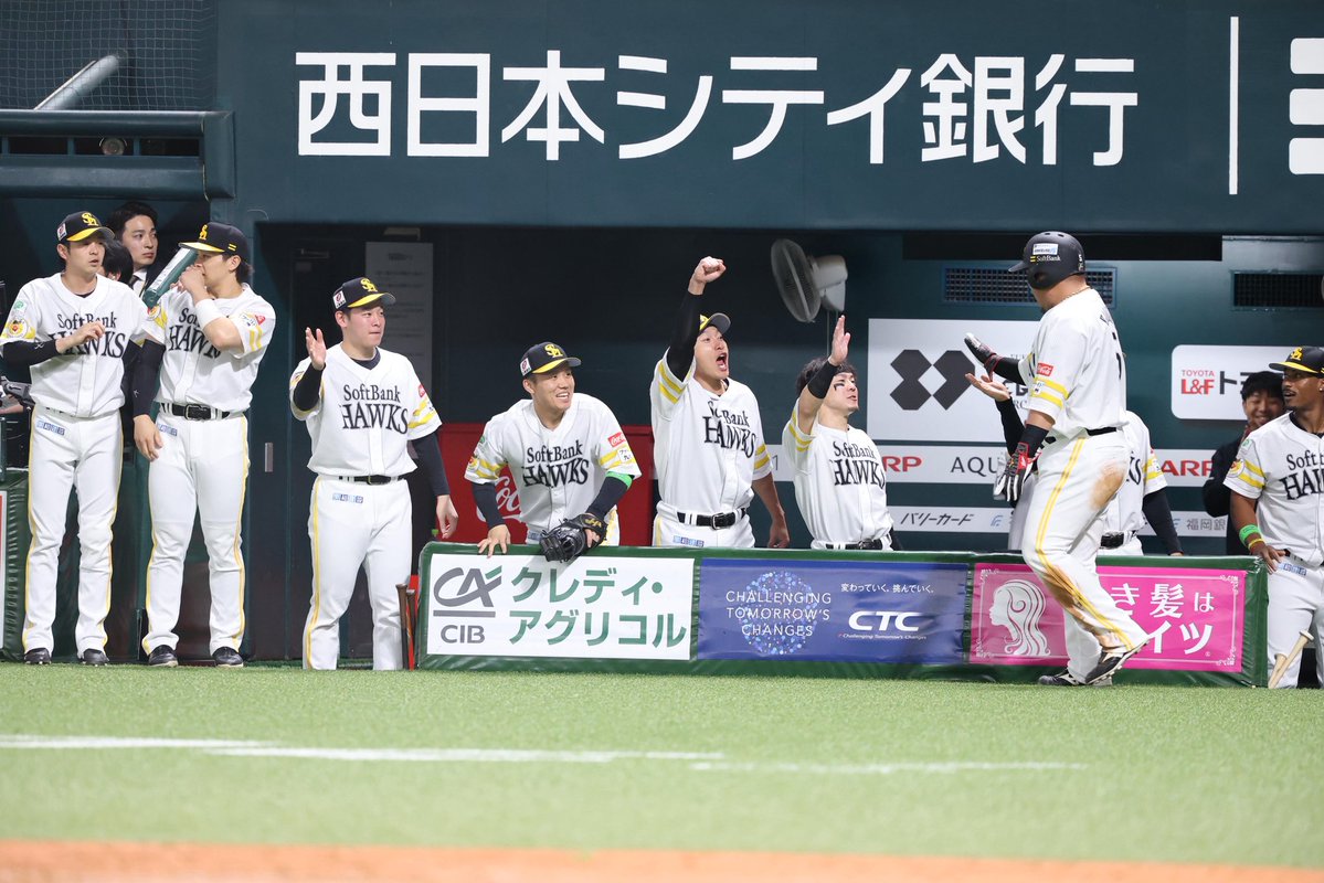 takafullc2's tweet photo. たかほーーーー！！！！！！

CS初戦で逆転勝利！！！！！

鈴木豪太投手が1回1/3を投げ無失点の好リリーフ！

牧原大成選手が先制打！

庄子雄大選手が同点打！

近藤健介選手が適時二塁打を放ちました！

日本シリーズまで、あと2勝！

#sbhawks #鷹フル https://t.co/IWY15RIXwW