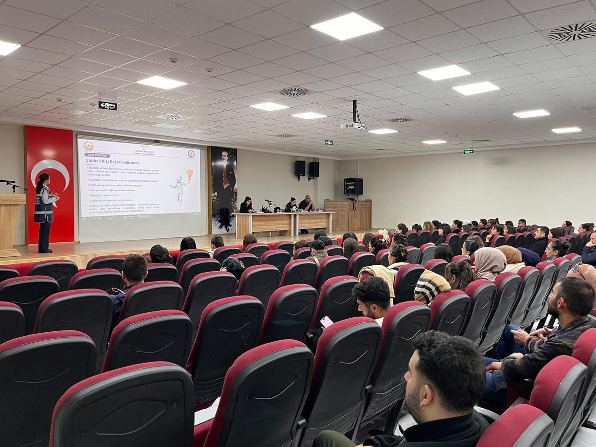 Tunceli_MEM's tweet photo. 🛡️ Okul ve Kurumlarda Görev Yapan Bahçe Görevlilerine Yönelik Eğitim Düzenlendi

Okul ve kurumlarda güvenli eğitim ortamlarının oluşturulması ve güvenlik hizmetlerinin etkinliğinin artırılması amacıyla bahçe görevlilerine yönelik eğitim düzenlendi.

İl Millî Eğitim Müdürlüğümüzün koordinasyonunda gerçekleştirilen programda, okul ve kurumlarda görev yapan bahçe görevlilerine Müdürlüğümüz İş Sağlığı ve Güvenliği (İSG) Birimi personeli tarafından iş sağlığı ve güvenliği ile ilk yardım farkındalığı; İl Emniyet Müdürlüğü personeli tarafından ise okul ve kurum güvenliğinde dikkat edilmesi gereken hususlar ile dedektörlerin doğru ve amacına uygun kullanımı konularında eğitim verildi.

@tcmeb @Yusuf__Tekin @sefikaygol @BahameddinK
