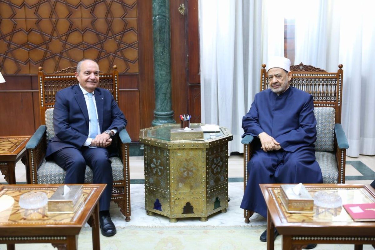 AlAzhar's tweet photo. #شيخ_الأزهر يستقبل سفير الأردن بالقاهرة لبحث سبل تعزيز التعاون المشترك

شيخ الأزهر يتلقى دعوة رسمية من سمو الأمير الحسن بن طلال للانضمام إلى مجلس أمناء الوقف الهاشمي للقدس

استقبل فضيلة الإمام الأكبر أ.د. أحمد الطيب، شيخ الأزهر الشريف، اليوم الأربعاء بمشيخة الأزهر، معالي السفير أمجد العضايلة، سفير المملكة الأردنية الهاشمية بالقاهرة، لبحث سبل تعزيز التعاون المشترك.

وخلال اللقاء، نقل شيخ الأزهر تحياته لجلالة الملك عبد الله الثاني، وتمنياته لجلالته بمزيد من الصحة والعافية، كما أعرب فضيلته عن تقديره لكلمة جلالة الملك في فعاليات الجمعية العامة للأمم المتحدة، التي كانت بمثابة نقل لنبض العالم العربي والإسلامي إلى العالم، كما عكست مواقف الأردن والأمتين العربية والإسلامية الثابتة تجاه القضايا العربية والإسلامية، وفي مقدمتها القضية الفلسطينية، وما تشهده #غزة من عدوان ومعاناة إنسانية غير مسبوقة، مؤكدًا فضيلته أهمية مواصلة الجهود العربية والإسلامية المشتركة للدفاع عن حقوق الشعب الفلسطيني، والعمل بلا كلل أو ملل من أجل التوصل إلى حلول ومخارج لهذه الأزمة.

ومن جانبه، نقل السفير الأردني تحيات جلالة الملك عبد الله الثاني، ملك المملكة الأردنية الهاشمية، وتمنياته لفضيلته بدوام الصحة والعافية، مؤكدًا تقدير الأردن للدور العلمي والدعوي الذي يضطلع به الأزهر الشريف وفضيلة الإمام الأكبر في نشر قيم الوسطية والاعتدال، وترسيخ ثقافة الحوار والتعايش والسلام العالمي، ومواجهة الفكر المتطرف، مشيدًا بجهود فضيلته في دعم قضايا الأمتين العربية والإسلامية، وتعزيز أواصر الأخوة والتعاون بين الشعوب.

كما سلَّم السفير الأردني رسالة من سمو الأمير الحسن بن طلال إلى فضيلة الإمام الأكبر، يدعوه فيها إلى الانضمام إلى مجلس أمناء الوقف الهاشمي للقدس، المؤسسة التي أُنشئت لتكون إطارًا راسخًا ومستدامًا لخدمة القدس، وصون مكانتها الحضارية والإنسانية، ودعم أهلها ومؤسساتها، مؤكدا أن حضور فضيلة الإمام الأكبر في المجلس سيمنح أعماله قيمة معنوية وفكرية كبيرة، وسيعزز قدرة المجلس على أداء رسالته بمسؤولية واتزان، بما يسهم في قدرته على بناء علاقات دولية فاعلة تخدم القدس وقضاياها الإنسانية والتنموية.