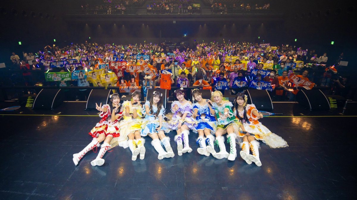 momoka_nrs's tweet photo. 虹色の飛行少女 ONE MAN LIVE 「NEXT DESTINATION」 in KT Zepp Yokohamaありがとうございました🌈

来てくださった方、本当に本当にありがとう！！全然人いなかったらどうしよう、、！って本気で心配してたんだけど、そんな心配いらなかった！！７色の最高の景色を見られて本当に感動しました！ひとりひとり来てくれた方を見つけるたびにうるうるしちゃって3曲目くらいまでずっと泣いてた🥲お仕事や遠方で来られなかった方の応援の気持ちもちゃんと届いてたよ、ありがとう🫶🏻

とにかく成長した姿を見せたい！と思って臨んだ今回のワンマン。数字が全てじゃないけど、去年のワンマンと比べて個人動員もすごく増えました！たくさんの紫ペンライト、本当に嬉しかった😭💜みんなからの愛、ちゃんと受け取ったよ！！
パフォーマンスもいっぱい褒めてもらえて、ももちゃん成長したね、よくここまで来れたねって優しい言葉をたくさんかけてもらえて、頑張ってよかった！って心の底から思えたよ。虹ひこにとって、欠かせない存在になれてたらいいな。

SEから早速７曲ノンストップだったり、2回も銀テが飛び出したり、新曲新衣装お披露目したり、ダンスパートや超絶エモパートもあったり、、とこだわり満載のワンマンライブ、楽しんでもらえたかな？🌈ステージから見えるみんなの顔がずっと満面の笑みできらきら輝いていて、この姿が見たかったんだよな、このためにアイドルやってるんだよなと胸がいっぱいになりました。どんなときも、みんなの幸せが私の幸せです。

憧れだった虹色の飛行少女に加入することができて、どんどん最高の景色を更新し続けられていて、こんなに幸せでいいのかなって思っちゃうくらいみんなのおかげで毎日が幸せ！！来年は毎月無銭単独公演、そして毎月新曲披露も決定しました✨どんどん虹ひこの輪を広げて、さらに成長していく一年にしたいです！！次はどんな景色が見られるかな。みんなと一緒なら、どこまででも行ける気がします！だからこれからもずーっと着いてきてね🌈

最高の景色、最高の思い出をありがとう！

「NEXT DESTINATION」
次の目的地へ✈️

#虹色の飛行少女