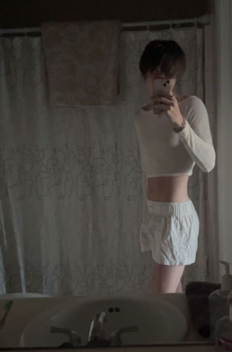 loveconnorv's tweet photo. your thin fragile boy https://t.co/rXoZCMvAHj