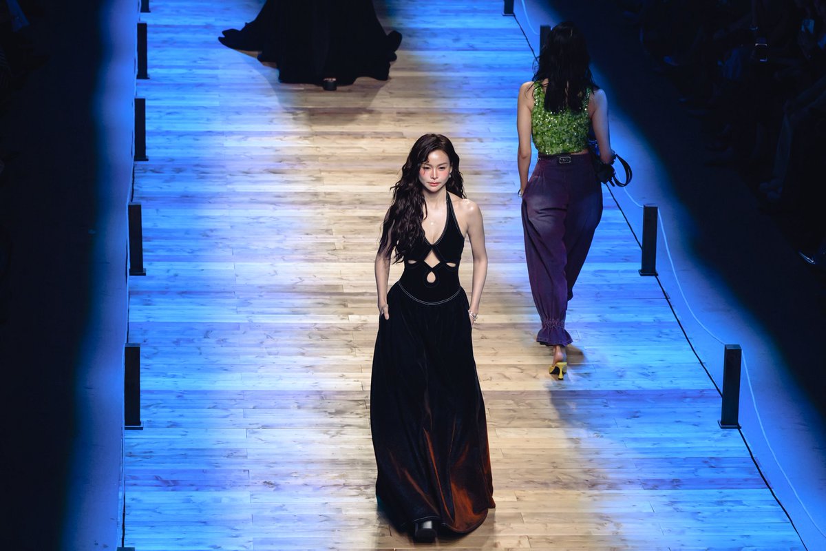 Siam_Paragon's tweet photo. Born to shine.✨

MERGE presented by Amazing Thailand

Siam Paragon Bangkok International Fashion Week 2026 at Grand Runway, Parc Paragon, Siam Paragon

#SiamParagonBIFW2026 #SiamCenterBIFW2026 #BIFW2026 #MERGEOFFICIAL #AmazingThailand #EngfaWaraha #อิงฟ้าวราหะ https://t.co/qkQY3rPuYv