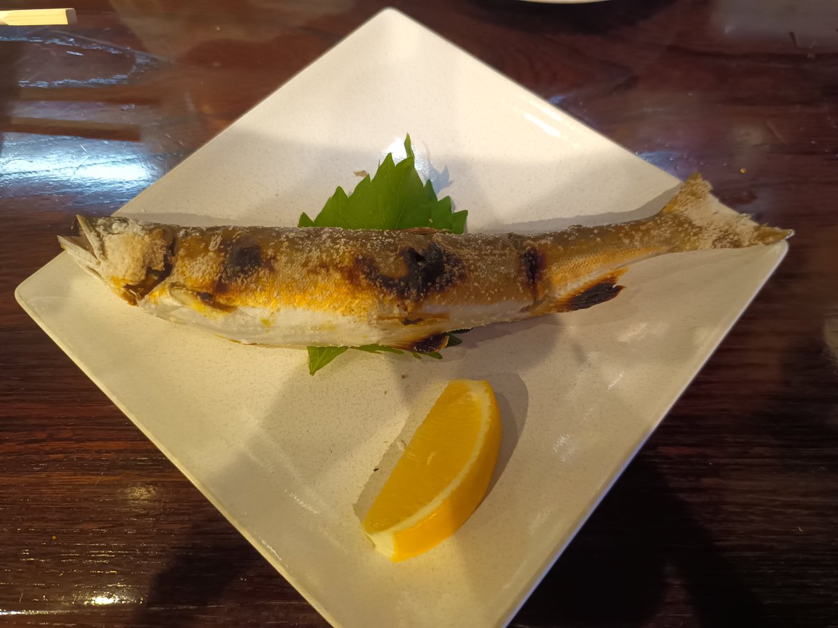 potin1188's tweet photo. 今日は矢田川で偶然頂いた石屋さのモクズガニと掛けた鮎を明石の居酒屋さん澄花さんで頂きました！プロが焼くのはやっぱり美味いです(^.^;苦くないのよ。 https://t.co/LHzEhToBn1