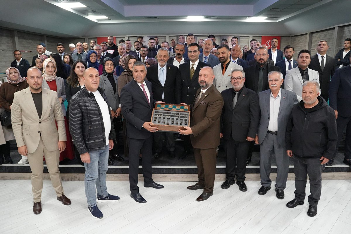 AlpDoganMHP's tweet photo. (Dünden Kalan Paylaşım)

Altındağ İlçe Başkanımız Sn. Emin Sıtkı Aktaş ve kıymetli Şehit Ailelerimiz ile birlikte bizlere hayırlı olsun ziyaretinde bulunmuşlardır. Ayrıca istişare toplantısı gerçekleştirdik.

Ziyarette, Şehidimiz Yılmaz Güneş’in kıymetli babası Emin Güneş, Şehidimiz Melih Garip Ünsal’ın kıymetli babası Baki Ünsal ve Şehidimiz Ferhat Muratoğlu’nun kıymetli babası Şener Muratoğlu da yer aldı. Kıymetli ailelerimizin duygu dolu ifadeleri, toplantıya katılan herkese anlamlı anlar yaşattı. Ailelerimiz, Terörsüz Türkiye hedefinin önemine, Bilge Liderimiz Sn. Devlet Bahçeli Beyefendi’nin kararlı duruşuna ve Milliyetçi Hareket Partimizin, vatanımızın bölünmez bütünlüğü için üstlendiği tarihî sorumluluğa vurgu yaptılar. Aziz şehitlerimizin emanetleri olan kıymetli ailelerimizin her daim yanında olmaya devam edeceğiz.

Bilge Liderimiz, Genel Başkanımız Sn. Devlet Bahçeli Beyefendi'nin emrinde; durmadan, yorulmadan, büyük bir azim ve şevk ile çalışacağız.