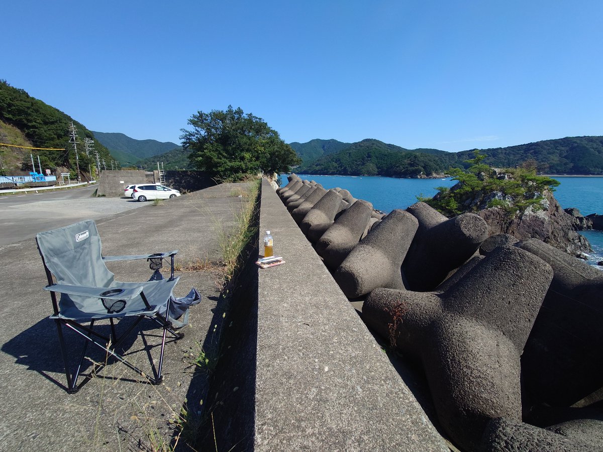 Yasubon188's tweet photo. 三重遠征の2日目で行った紀伊長島駅前の万両寿しさん。
今も変わらずテイクアウト専門。値段も少し上がったかな？
海を眺めながら食べるのもヨシ！ https://t.co/OgSYv1rO97