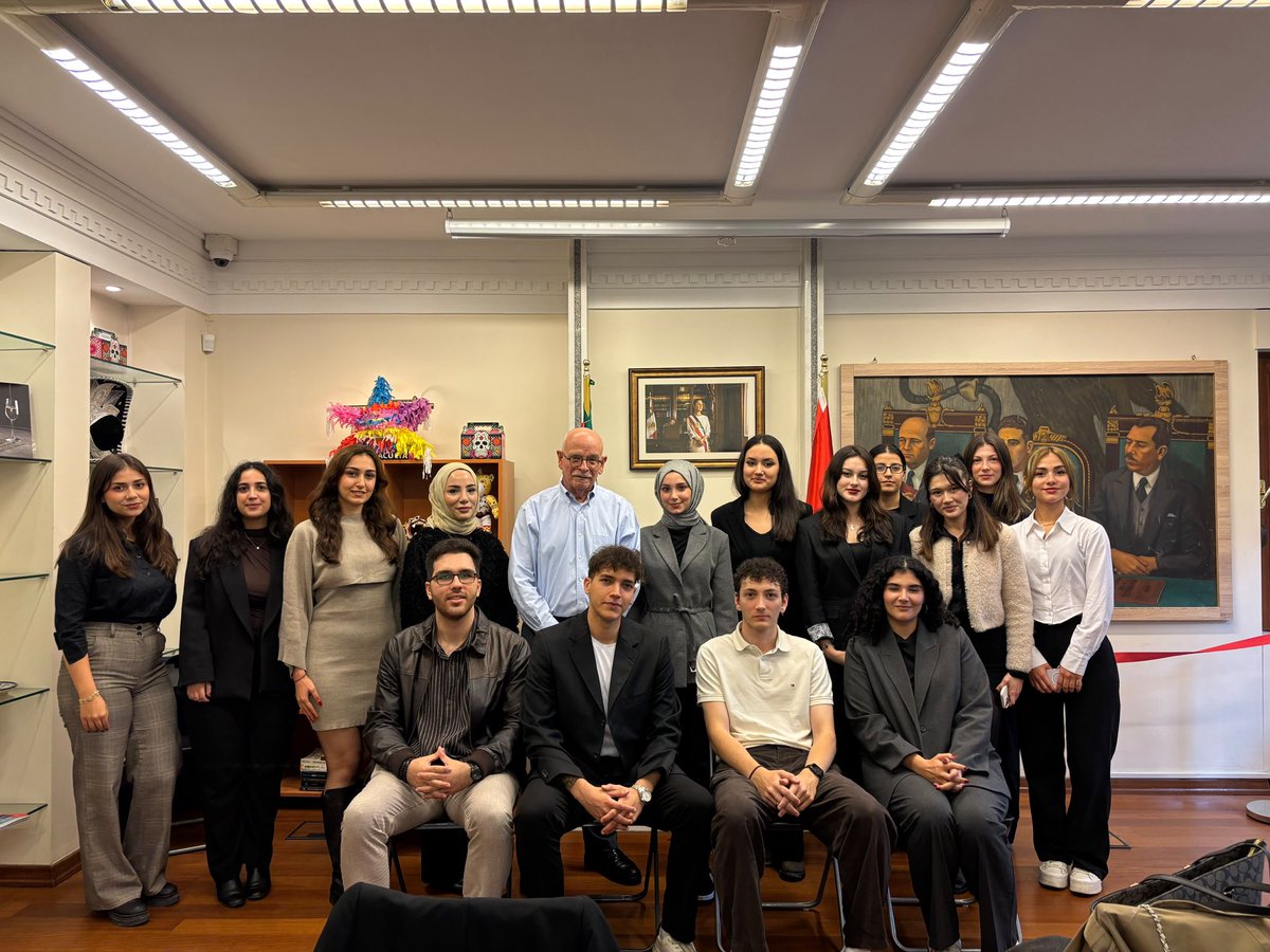 afierrog's tweet photo. En @ConsulmexETB recibimos con gusto esta tarde a un grupo de estudiantes de la Universidad Beykent, a quienes les hablamos sobre la realidad de México, su sociedad, economía y cultura así como las relaciones con Türkiye.
Tuvimos un agradable intercambio. https://t.co/5Pw4BKNXCa