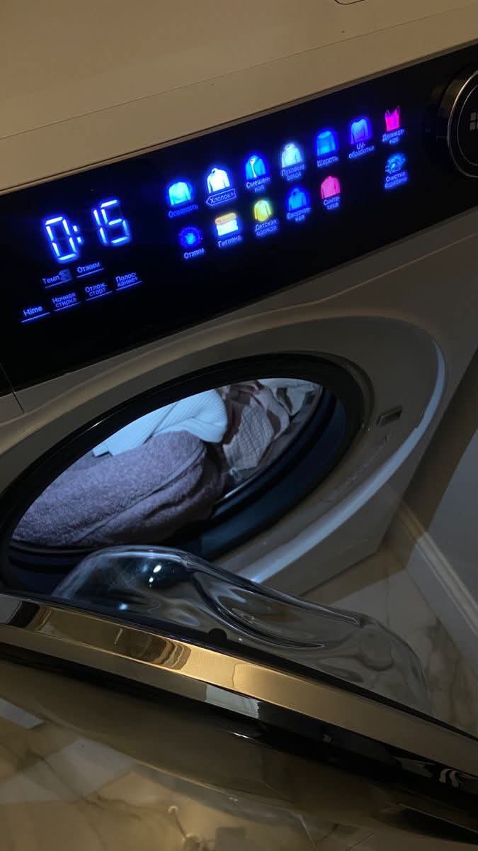 giroreality's tweet photo. Descobri esses dias que minha irmã deixa a máquina de lavar ABERTA depois de usar. Eu estava na casa dela, vi a tampa aberta e fechei. Pouco depois, ela abriu de novo. Achei que tinha esquecido e fechei mais uma vez. Na terceira, ela olhou pra mim e perguntou: “Você pode parar de fechar a máquina?” 😂 Aí