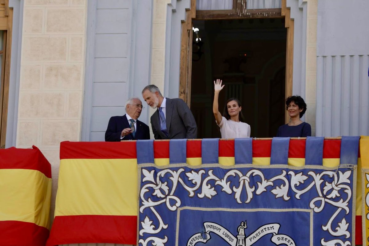 GobiernoMelilla's tweet photo. El presidente de la Ciudad @imbrodamelilla ha acompañado a los Reyes de España en su saludo desde el balcón del Palacio de la Asamblea ante los miles de melillenses presentes. https://t.co/4XKQPsGUO7