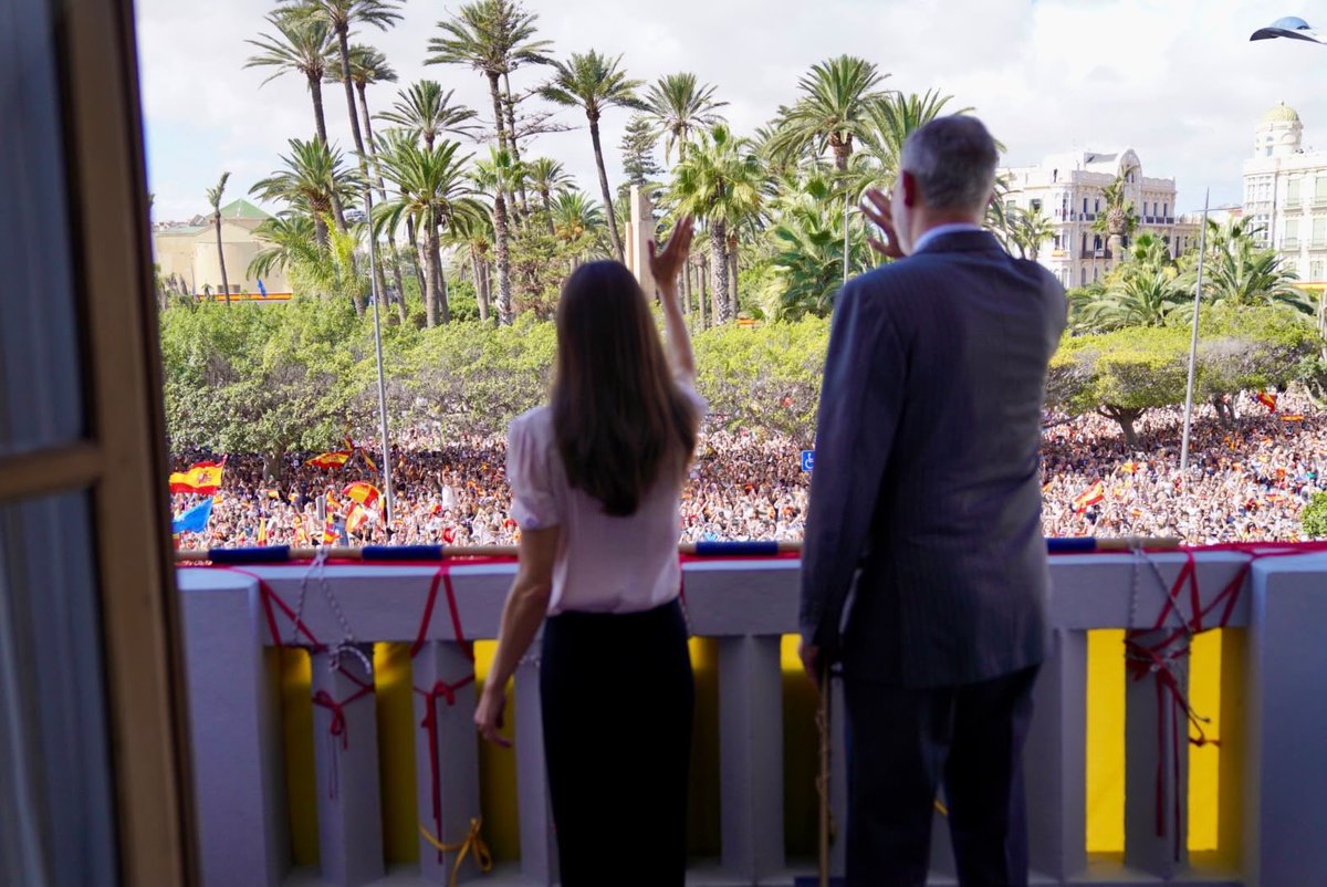 GobiernoMelilla's tweet photo. El presidente de la Ciudad @imbrodamelilla ha acompañado a los Reyes de España en su saludo desde el balcón del Palacio de la Asamblea ante los miles de melillenses presentes. https://t.co/4XKQPsGUO7