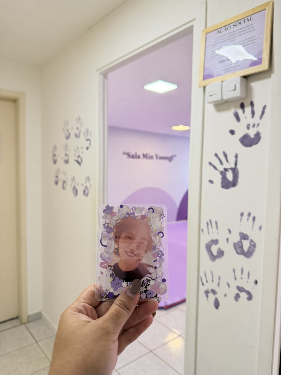 icarusfyoon's tweet photo. hoje tive a honra e privilégio de fazer parte desse momento tão lindo e especial que foi a inauguração da sala min yoongi de musicoterapia. presenciar a força e união dos fãs junto com as fanbases em causas tão nobres é emocionante. muito feliz por ter feito parte disso e ainda ter a oportunidade de homenagear o yoongi, perpetuando o que ele mais ama: transformar vidas e ajudar o próximo através da música. 💜 

parabéns e muito obrigado as fanbases que tiveram essa iniciativa tão linda que vem transformando tantas vidas! @mygteambr @projetoamygdala @mygbrazil