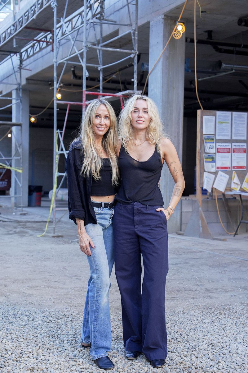 NoticiasSmilers's tweet photo. Miley Cyrus y su madre, Tish Cyrus, colaboran en la creación de Rosa’s Place, un proyecto de vivienda permanente destinado a mujeres sin hogar y supervivientes de violencia. https://t.co/bRYpoNFd0P