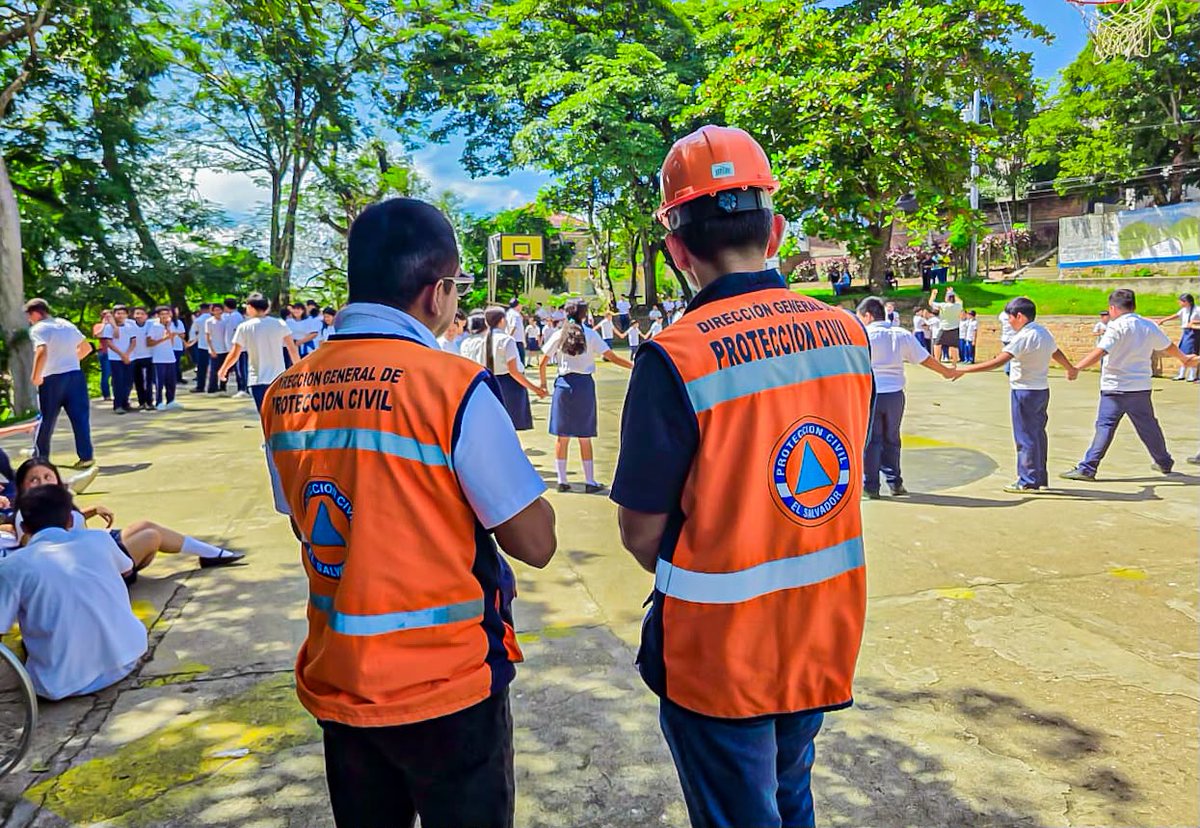SecPrensaSV's tweet photo. El Centro Escolar Profesor Francisco Morán, ubicado en el distrito de San Miguel de Mercedes, en Chalatenango Sur, se sumó esta mañana al Simulacro Nacional ante Terremoto. https://t.co/FX4QmDjMXR
