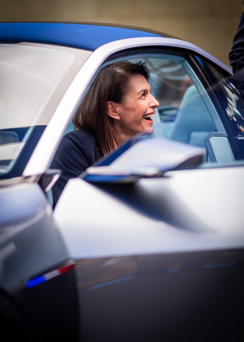 EPhilippe_LH's tweet photo. Au Mondial de l’Auto, j’ai rencontré celles et ceux qui inventent la voiture de demain. Ils ont le talent. Maintenant, à nous de leur donner les moyens.

Face à la concurrence déloyale de la Chine, l’Europe doit cesser de toute urgence d’être naïve. Défendons nos emplois et nos savoir-faire pour produire en Europe et pour vendre en Europe. Avec nos règles. 

Je propose un pacte clair pour la filière automobile : 

•⁠  ⁠50 milliards d’euros d’impôts de production en moins, en contrepartie de 50 milliards d’aides aux entreprises en moins
•⁠  ⁠Un moratoire sur les normes et la fiscalité de nos entreprises.

L’automobile a fait notre histoire. À nous de bâtir son avenir.