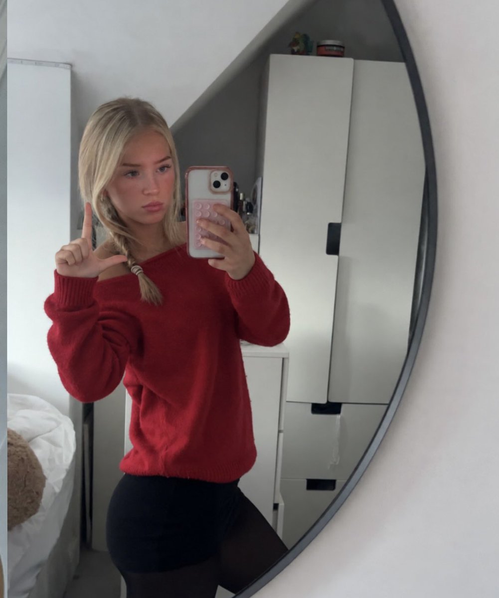 princess__islaa's tweet photo. L for your bank account 😭💗

im 18 getting free money for being pretty while grown men work 9-5 just to afford my attention LMAOO

life is actually so unfairrr 🥰💅 https://t.co/InHRu4Hwnr