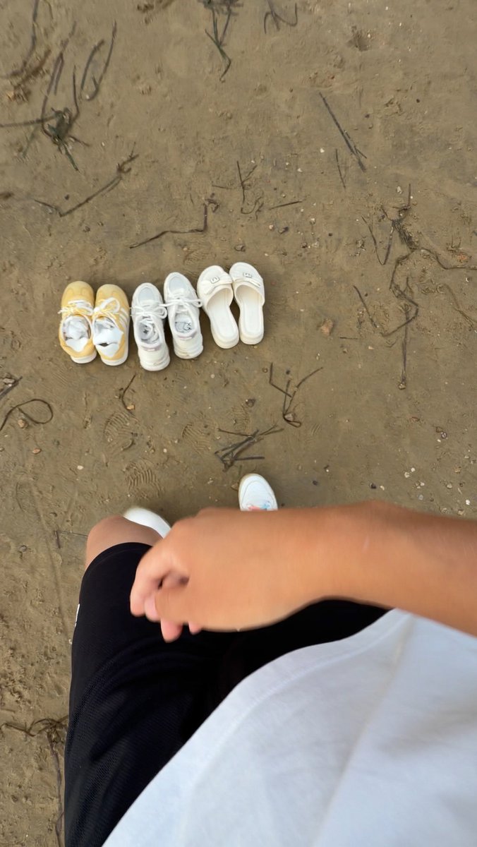 bugenjipinwan2's tweet photo. #海边 #原味 #扫楼 #袜子  家人们谁懂啊，一看到她俩把穿了一天酸臭的脏白袜脱下塞鞋里就兴奋，直接拿来顶级过肺，又是收获满满的一天
顺袜作品part 4 https://t.co/ZUXpvkioFD