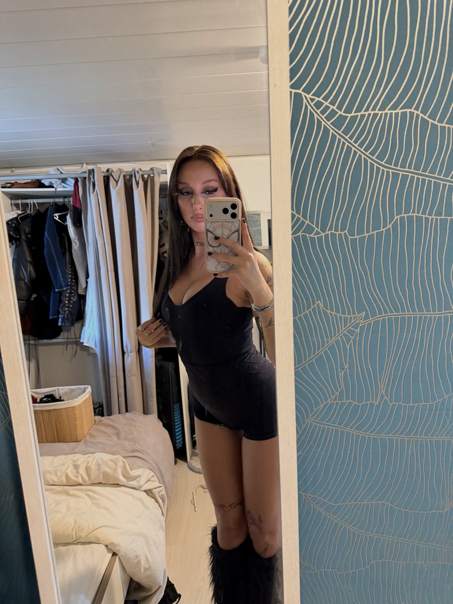 6bmoll's tweet photo. covid &amp; mtn 

j’ai juste perdu en bronzage 🧌 https://t.co/GXIfPYT9IX