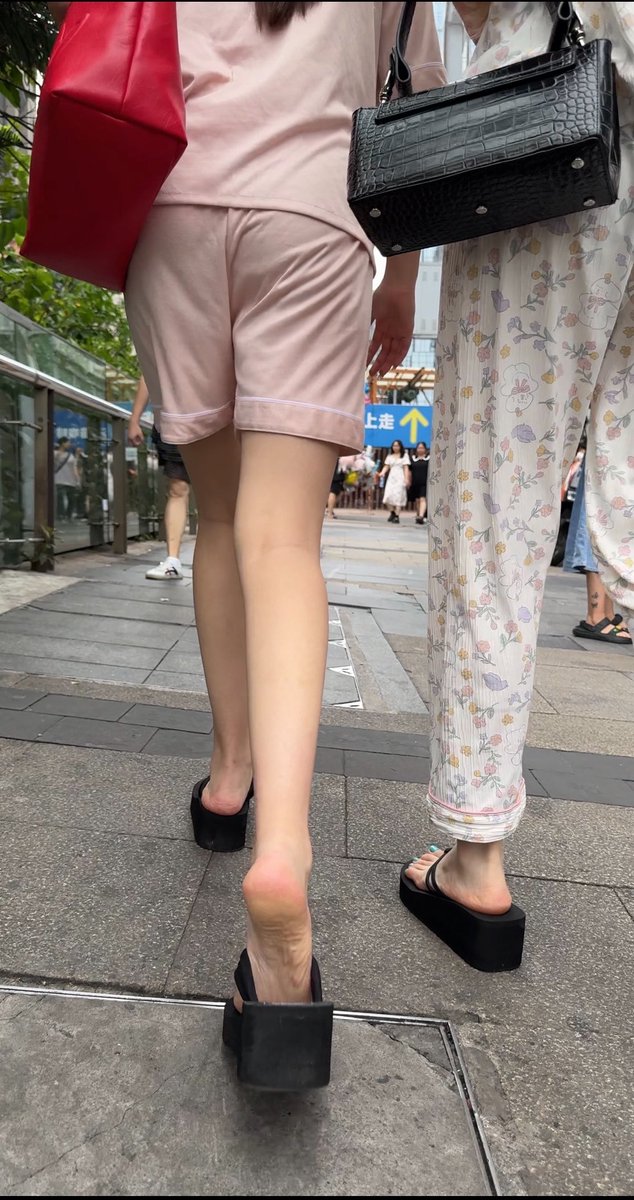 ni36_w's tweet photo. 休闲睡衣女大闺蜜上街，人字拖嫩底车厘子跟拍～
#足控 #偷拍 #恋足 #美脚 #街拍 #街拍美腿 #街拍美女 #玉足 #jio #抄底 #cd #厕拍 #扫楼 #原味 https://t.co/6PbioxU94r