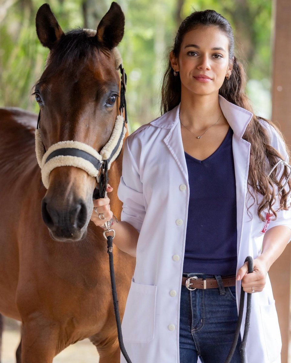 tracklist's tweet photo. Alane Dias, ex-BBB 24, caracterizada como Tânia, sua primeira personagem em uma novela. 📺

A atriz viverá uma veterinária de cavalos em “Lá na Minha Terra”, próxima novela das 18h da TV Globo. https://t.co/LMKWUjYlhY