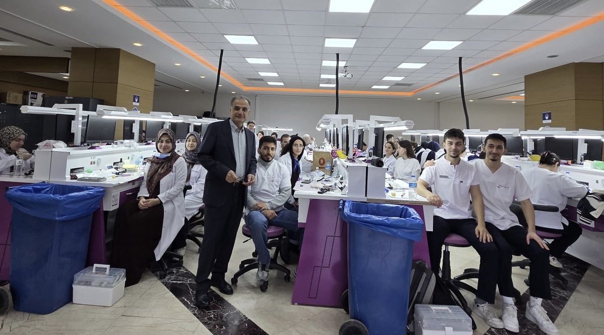 ProfDrHamzaAl's tweet photo. Diş Hekimliği Fakültemizin laboratuvarında öğrencilerimizi ziyaret ettik.

Tüm öğrencilerimize başarılar diliyorum. https://t.co/gdBAqs0X8p