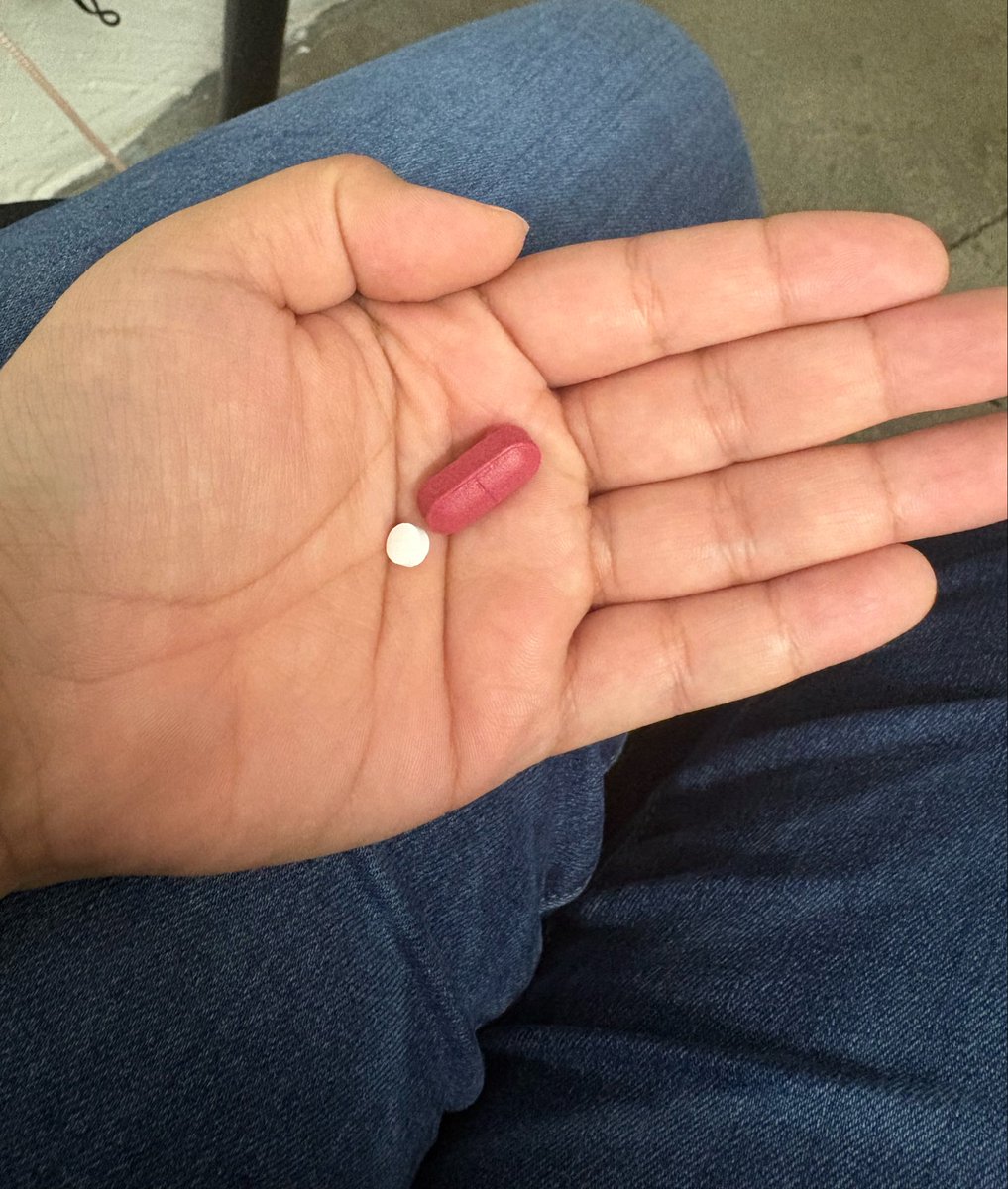 LixieV_'s tweet photo. Yo literal tomando mis supresores hormonales (JAJDJSJSJ es mi medicina de la anemia y pastillas anticonceptivas, porque aquí no queremos omegas con embarazo adolescente 🤠) https://t.co/rjuCsqLmVt
