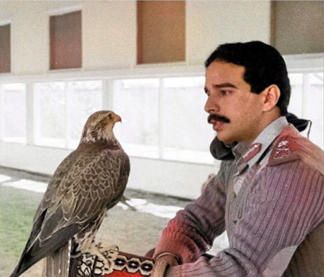Ro77ra's tweet photo. يا حمد يا زين الشباب وهيبته يا فارسٍ بالمجد عالي مقامه في طلّتك عزّ الوطن ومهابته وفي نظرتك تاريخ مجدٍ وسامه

يا ملكنا يا فخر جيلٍ وشبابه يا من غرس فينا الطموح والإراده شباب البحرين تعتزّ بإنجابه وتبني معك للمستقبل خير وقياده ويبقى حمد رمز الوطن والرياده 🇧🇭 https://t.co/OwmTKrScIm