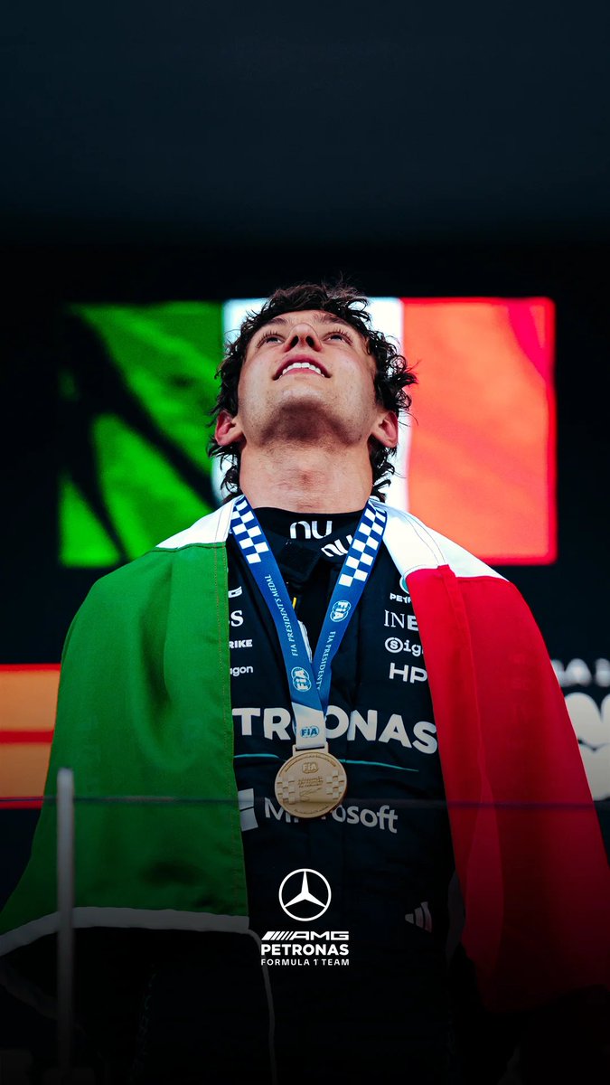 doegoogie's tweet photo. those colors are so pretty on him 🇮🇹🥇 https://t.co/38HBURuZaD