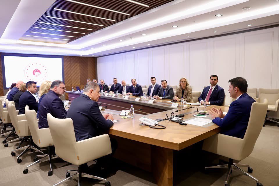 OnurEmrahYILDIZ's tweet photo. Çevre Şehircilik ve İklim Değişikliği Bakanımız Sayın Murat Kurum'u ziyaret ederek İzmir ve ilçemiz için pek çok önemli konuyu paylaşma fırsatı bulduk.

AK Parti Genel Sekreterimiz Eyyüp Kadir İnan, İl Başkanımız,  İzmir Milletvekillerimiz, Büyükşehir Belediye Başkanımız ve İlçe Belediye Başkanlarımızın katıldığı görüşmede,  kentsel dönüşüm projelerimiz ve körfez eylem planı başta olmak üzere şehrimizi ayağa kaldıracak yatırımlarımızın yol haritasını çıkardık. 

İzmir'in ve Çiğli’nin tüm sorun ve ihtiyaçlarına hakim olan, ilgi ve destekleriyle bizlere güç veren Sayın Bakanımıza teşekkür ediyoruz.