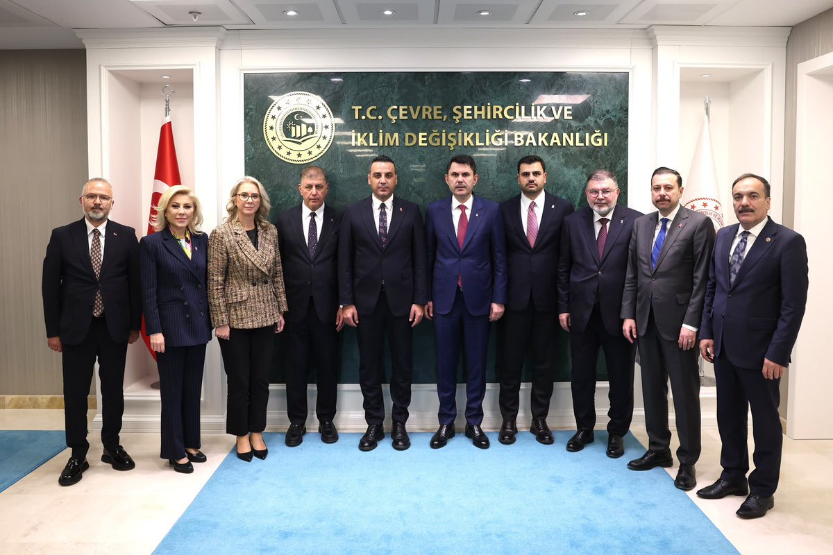 OnurEmrahYILDIZ's tweet photo. Çevre Şehircilik ve İklim Değişikliği Bakanımız Sayın Murat Kurum'u ziyaret ederek İzmir ve ilçemiz için pek çok önemli konuyu paylaşma fırsatı bulduk.

AK Parti Genel Sekreterimiz Eyyüp Kadir İnan, İl Başkanımız,  İzmir Milletvekillerimiz, Büyükşehir Belediye Başkanımız ve İlçe Belediye Başkanlarımızın katıldığı görüşmede,  kentsel dönüşüm projelerimiz ve körfez eylem planı başta olmak üzere şehrimizi ayağa kaldıracak yatırımlarımızın yol haritasını çıkardık. 

İzmir'in ve Çiğli’nin tüm sorun ve ihtiyaçlarına hakim olan, ilgi ve destekleriyle bizlere güç veren Sayın Bakanımıza teşekkür ediyoruz.