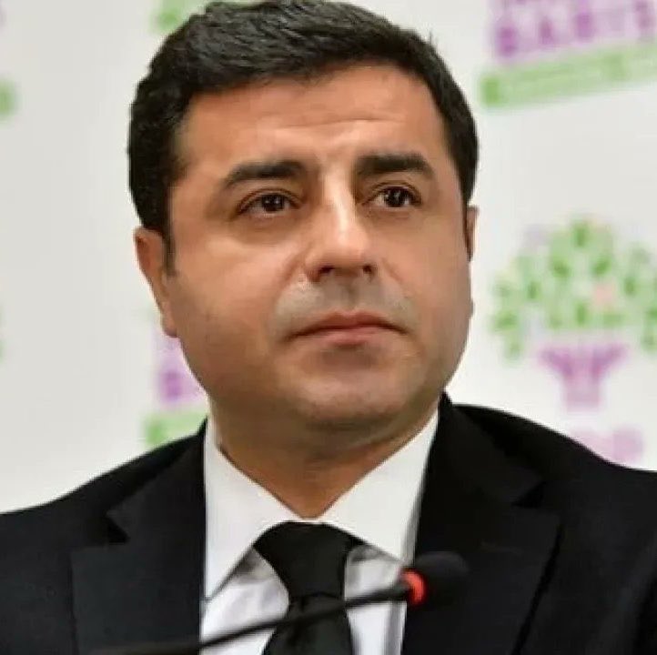 gulistankilick's tweet photo. AİHM Büyük Dairesi’nin 25 Ağustos 2026 tarihli kararının ardından İstanbul 13. Ağır Ceza Mahkemesi, 13 Ekim’de Osman Kavala’nın tahliye, infazın durdurulması ve yeniden yargılanma taleplerini reddetti.

Yine AİHM kararı var yine uygulanmıyor!

18 Ekim 2017’den bu yana özgürlüğünden mahrum bırakılan Osman Kavala’nın serbest bırakılması ve mahkûmiyetinin sonuçlarının ortadan kaldırılması gerekirken, hukuksuzluk sürdürülüyor. 

Selahattin Demirtaş hakkındaki AİHM kararları da uygulanmayı bekliyor.

AİHM kararları tavsiye değil, bağlayıcı hukuki yükümlülüklerdir. Türkiye bu kararları uygulamak zorundadır!

Avrupa Konseyi Bakanlar Komitesi, kararların uygulanmasını izlemekle yetinemez; Avrupa İnsan Hakları Sözleşmesi’nin 46. maddesi kapsamındaki mekanizmalar dâhil, yetkisi içindeki denetim ve hukuki araçları etkili biçimde işletmeli, somut sonuç almalıdır. 

AİHM de kendi yetkileri çerçevesinde kararlarının etkisizleştirilmesine karşı gerekli adımları atmalıdır.

AB Komisyonu’nun Genişlemeden Sorumlu Üyesi Marta Kos’un açıklamasına göre, 28 Ekim’de yayımlanması planlanan AB genişleme raporu Türkiye’de demokrasi, medya özgürlüğü ve temel haklara ilişkin kaygıları da gündeme taşıyacak. Avrupa Birliği, bu kaygıları raporlarına kaydetmekle yetinmemeli; AİHM kararlarının uygulanmasını Türkiye ile ilişkilerinde somut bir ölçüt olarak ele almalı ve gerekli adımların atılmasını talep etmelidir.

Hem Türkiye’ye hem uluslararası kurumlara çağrımızdır: Hukuki yükümlülüklerinizi yerine getirin. AİHM kararlarını uygulayın. İhlaller karşısında somut ve etkili adımlar atın!

Avrupa’nın insan hakları sistemi, kendi kararlarının uygulanamadığı bir düzene dönüşmemelidir.

Osman Kavala’ya özgürlük!
Selahattin Demirtaş’a özgürlük!

#OsmanKavala #SelahattinDemirtaş #AİHM